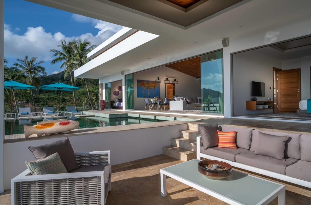 sunflex-sf20-frameless-all-glass-sliding-system-villa-thailand Luxury villa in Thailand featuring the SUNFLEX SF 20 frameless all-glass sliding system, opening seamlessly to a tropical pool.