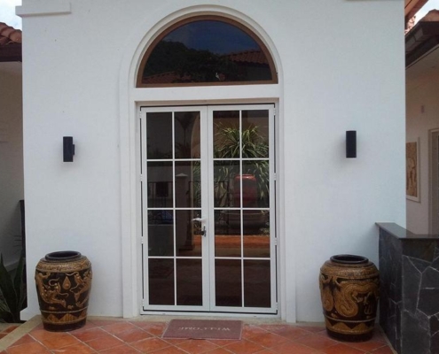 arched-aluminum-entrance-doors-white-sf45 Custom arched SF 45 aluminum entrance doors in white, blending traditional architecture with modern engineering.
