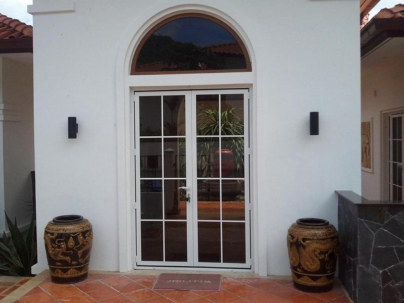 arched-aluminum-entrance-doors-white-sf45 Custom arched SF 45 aluminum entrance doors in white, blending traditional architecture with modern engineering.