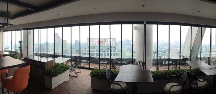 Sunflex SF 25 slide and turn glass partition system for restaurants and commercial spaces.