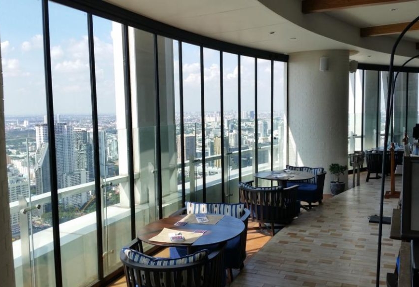 Curved design of the Sunflex SF 25 framed slide and turn glass system for a luxury restaurant.