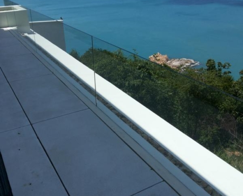 minimalist-rooftop-terrace-glass-balustrade-coast Rooftop terrace safety maximized by a SUNFLEX frameless glass balustrade providing unobstructed coastal views.