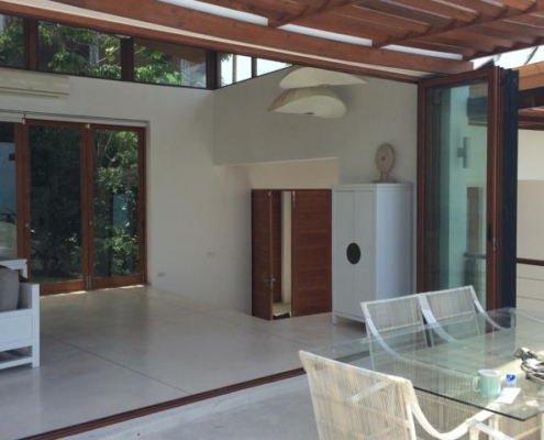 Bright open-concept living area connected to a covered patio using the SF 45 folding door system.