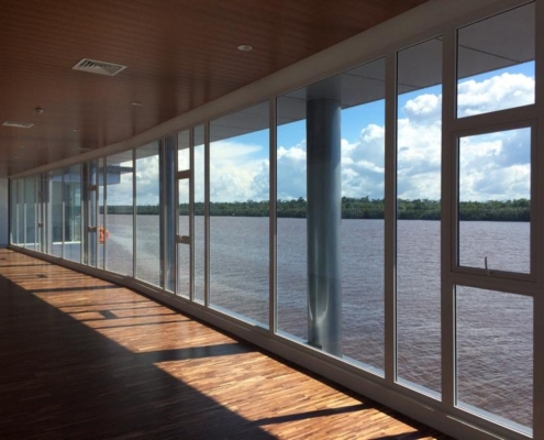 panoramic-aluminum-casement-windows-riverside Long row of SF 45 aluminum casement windows offering a panoramic riverside view in a commercial space.