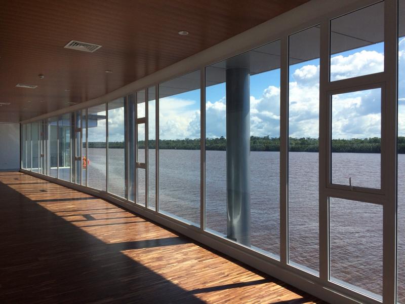 panoramic-aluminum-casement-windows-riverside Long row of SF 45 aluminum casement windows offering a panoramic riverside view in a commercial space.