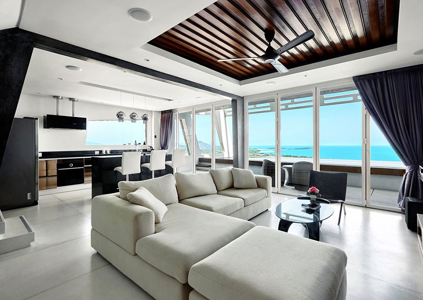 Large living space with the SF 45 folding glass system providing a seamless panoramic ocean view.