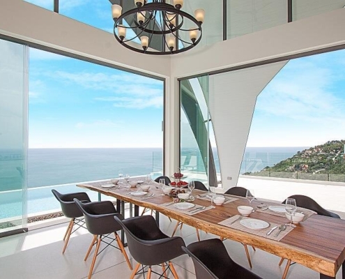 sf20-sliding-glass-system-dining-room SF 20 sliding glass system providing panoramic views from a modern dining room
