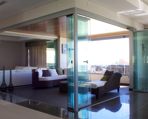 sf25-all-glass-corner-system-parked SF 25 all-glass panels bunched at a corner to create a 100% unobstructed opening.