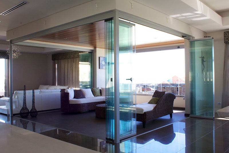 sf25-all-glass-corner-system-parked SF 25 all-glass panels bunched at a corner to create a 100% unobstructed opening.