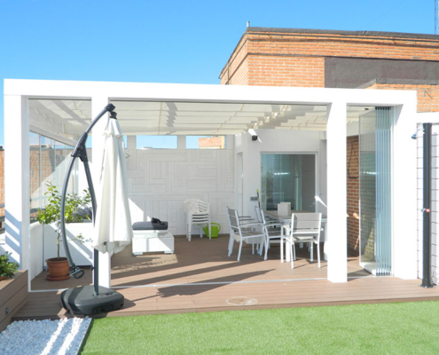sf25-all-glass-system-white-patio-enclosure Frameless SF 25 all-glass system enclosing a modern white patio area.