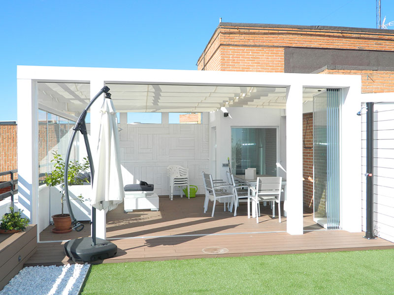 sf25-all-glass-system-white-patio-enclosure Frameless SF 25 all-glass system enclosing a modern white patio area.