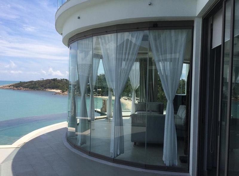 sf25-circular-glass-sunroom-sea-view Circular sunroom with SF 25 frameless glazing offering a breathtaking 180-degree sea view.