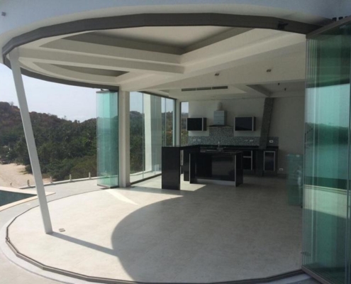 sf25-custom-curved-glass-system-minimalist Custom curved SF 25 frameless glass system in a minimalist interior design.