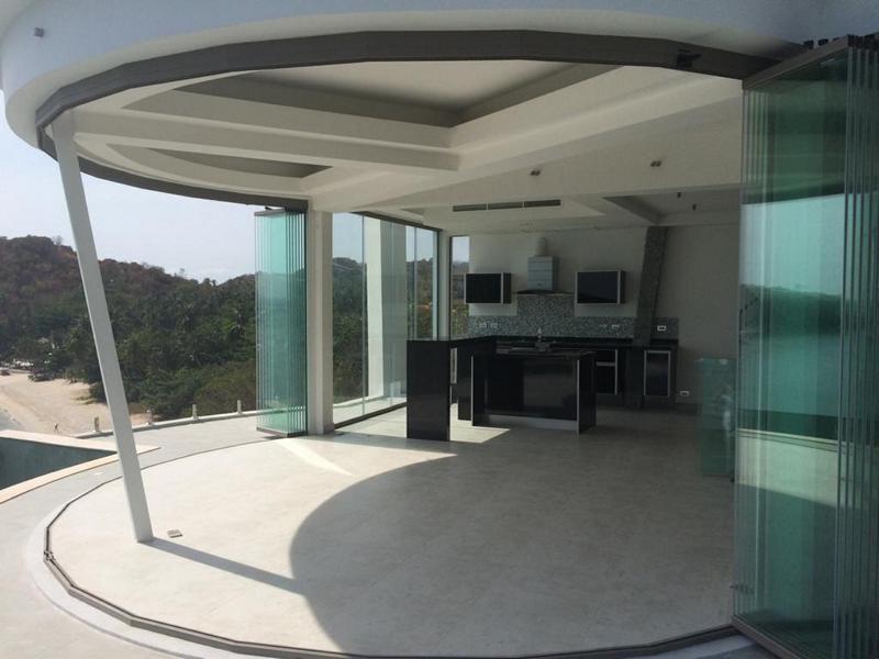 sf25-custom-curved-glass-system-minimalist Custom curved SF 25 frameless glass system in a minimalist interior design.