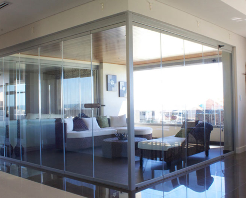 sf25-frameless-glass-corner-living-room Modern living room featuring a frameless SF 25 corner glass sliding system.