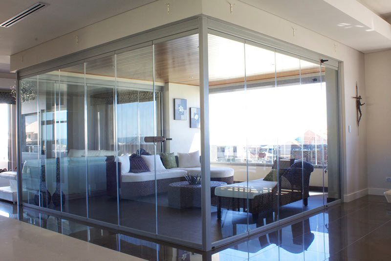 sf25-frameless-glass-corner-living-room Modern living room featuring a frameless SF 25 corner glass sliding system.