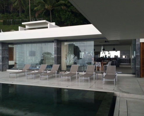 sf25-luxury-pool-villa-glass-facade Luxury pool villa facade with integrated SF 25 frameless slide and turn doors.