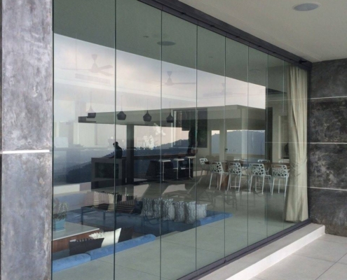 sf25-modern-office-glass-partition-view Bright office interior with SF 25 glass partition offering clear views of the surroundings.