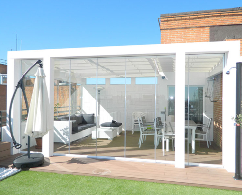 sf25-slide-and-turn-patio-glazing-thailand Operation of SF 25 slide and turn system for flexible patio glazing in Thailand.