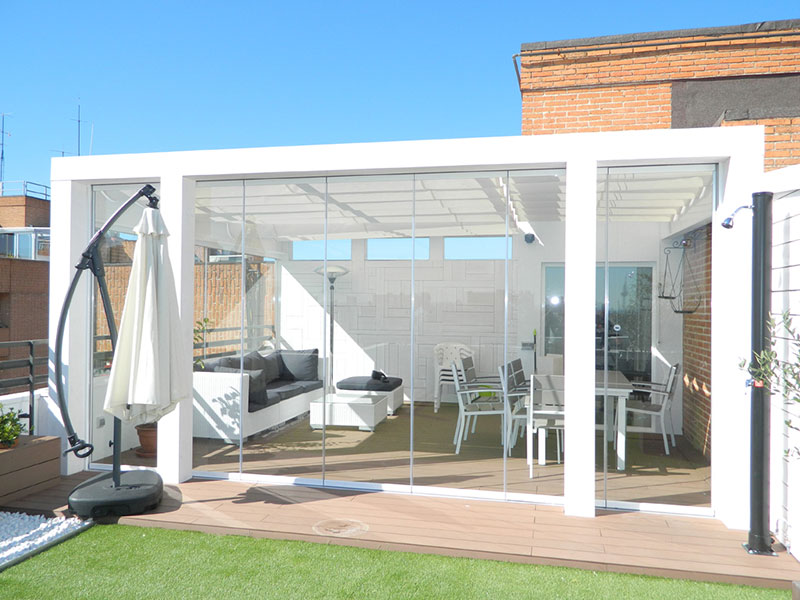 sf25-slide-and-turn-patio-glazing-thailand Operation of SF 25 slide and turn system for flexible patio glazing in Thailand.