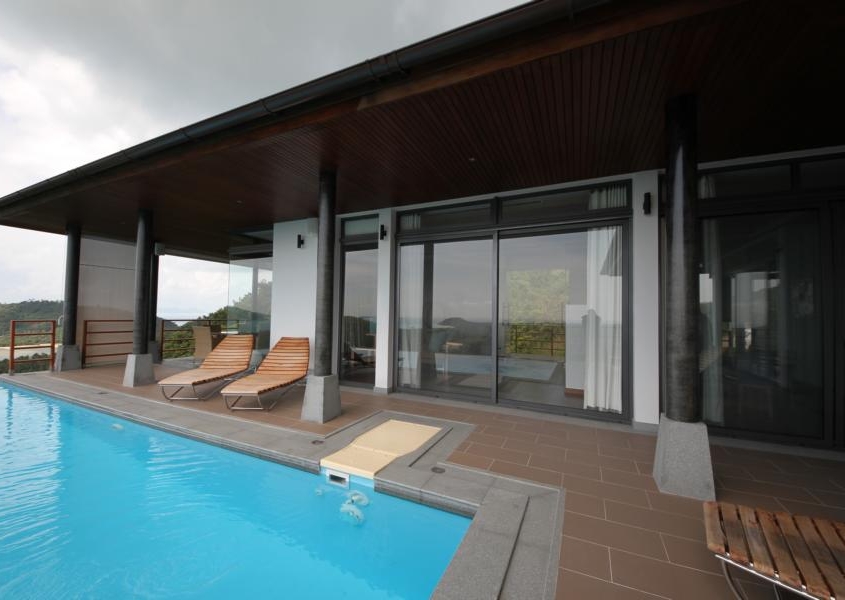 sf42-aluminum-framed-doors-luxury-villa-exterior Exterior architecture of a luxury home with SF 42 aluminum framed sliding doors.