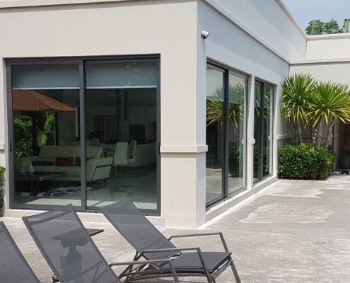 sf42-robust-aluminum-sliding-system-detail Detailed exterior view of the robust SF 42 aluminum sliding system installation.