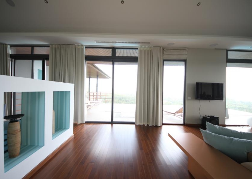 sf42-sliding-door-bright-minimalist-interior Bright minimalist living space with floor-to-ceiling SF 42 aluminum sliding doors.