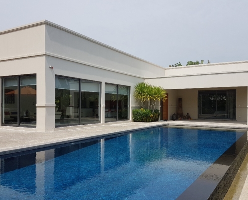 sf42-sliding-doors-large-scale-pool-installation Large scale pool area installation of SUNFLEX SF 42 sliding doors for wide openings.