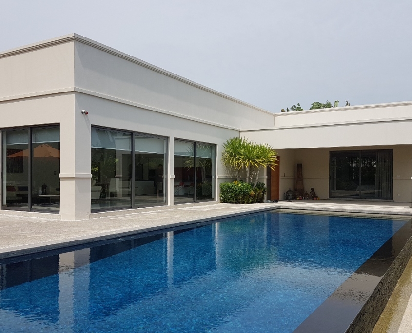 sf42-sliding-doors-large-scale-pool-installation Large scale pool area installation of SUNFLEX SF 42 sliding doors for wide openings.