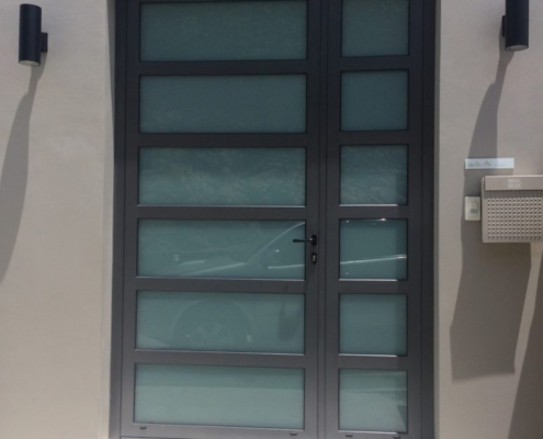 sf45-modern-aluminum-entrance-door-thailand Modern SUNFLEX SF 45 aluminum entrance door with frosted glass panels installed in a luxury home.