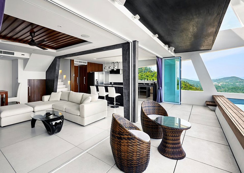 Neatly stacked aluminum panels of the SF 45 bifold door system maximizing outdoor patio space.