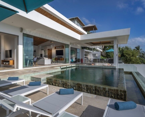 sunflex-sf20-exterior-villa-facade Exterior view of a modern luxury villa in Thailand featuring Sunflex SF 20 glass doors