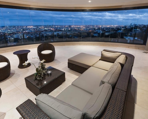 sunflex-sf25-panoramic-city-view-living-room Expansive city view through a floor-to-ceiling SUNFLEX SF 25 slide and turn system.