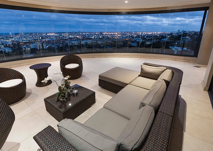 sunflex-sf25-panoramic-city-view-living-room Expansive city view through a floor-to-ceiling SUNFLEX SF 25 slide and turn system.